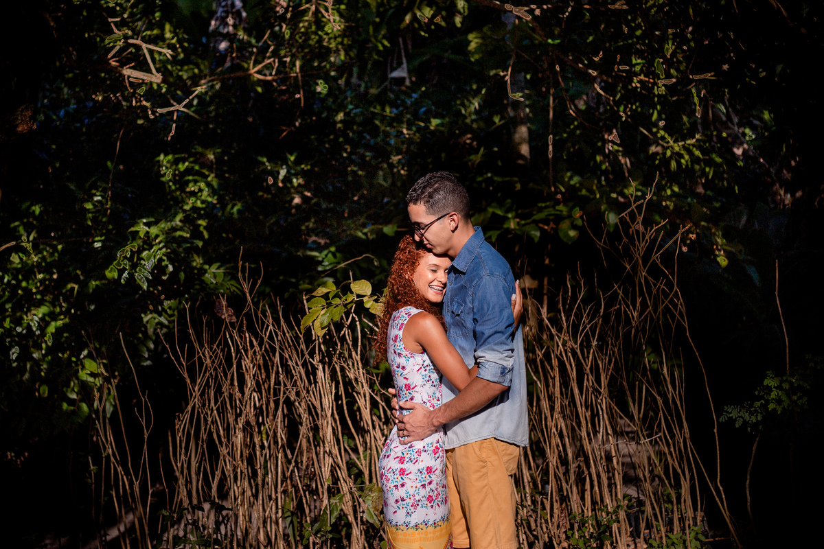 Ensaio fotográfico no parque ecológico de Vilas do Atlântico casal se abraçando