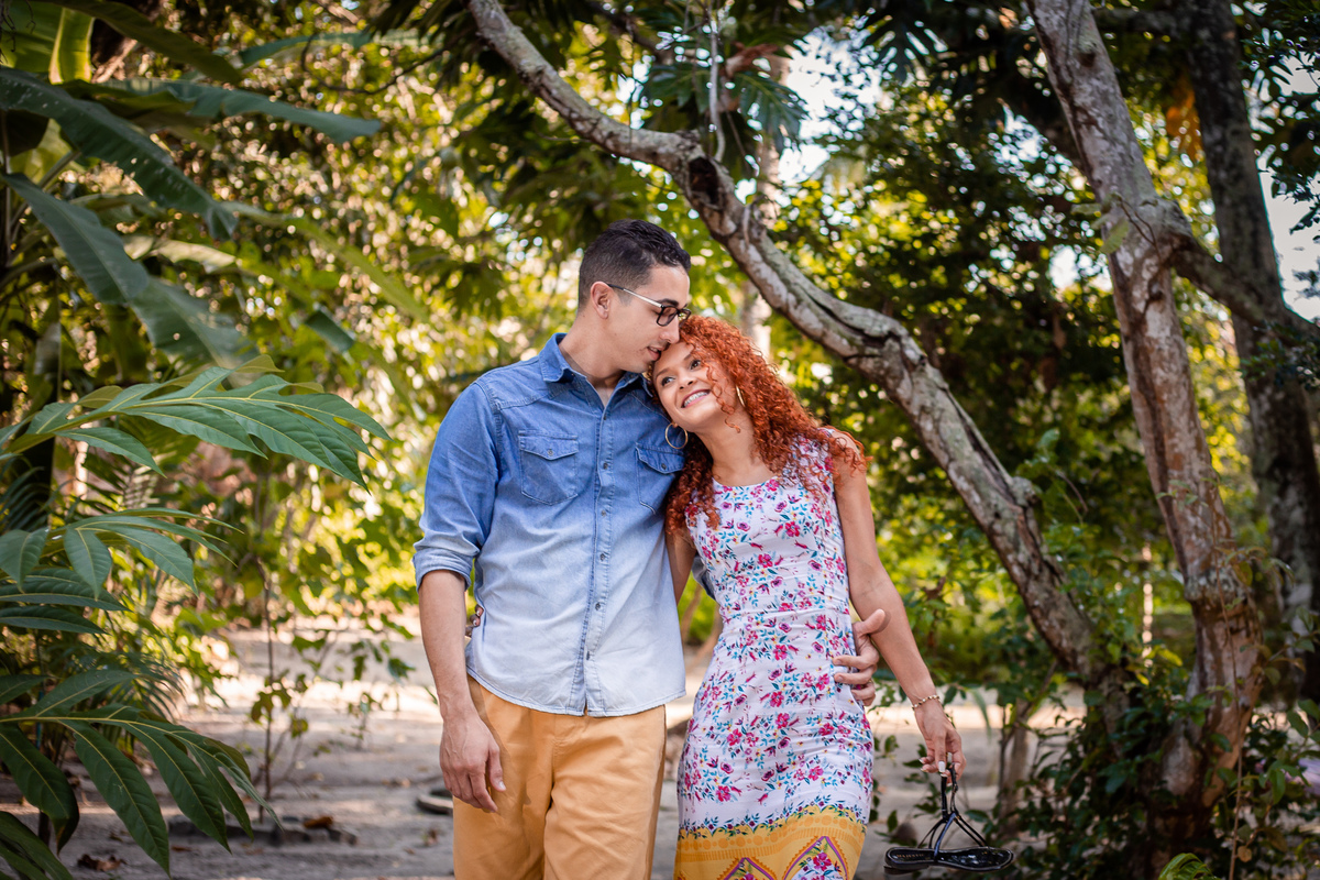 Ensaio fotográfico no parque ecológico de Vilas do Atlântico casal andando nas arvores
