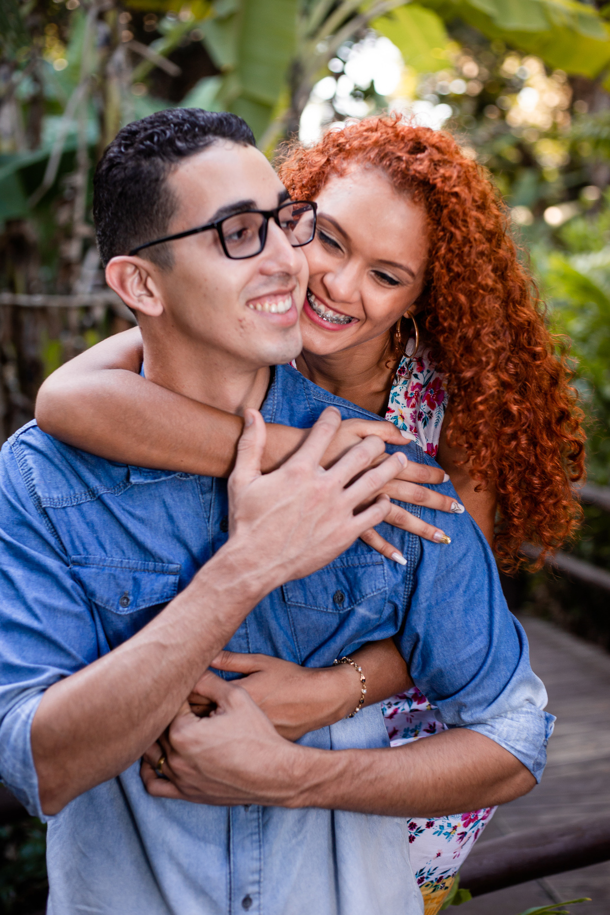 Ensaio fotográfico no parque ecológico de Vilas do Atlântico, foto espontânea de casal na trilha