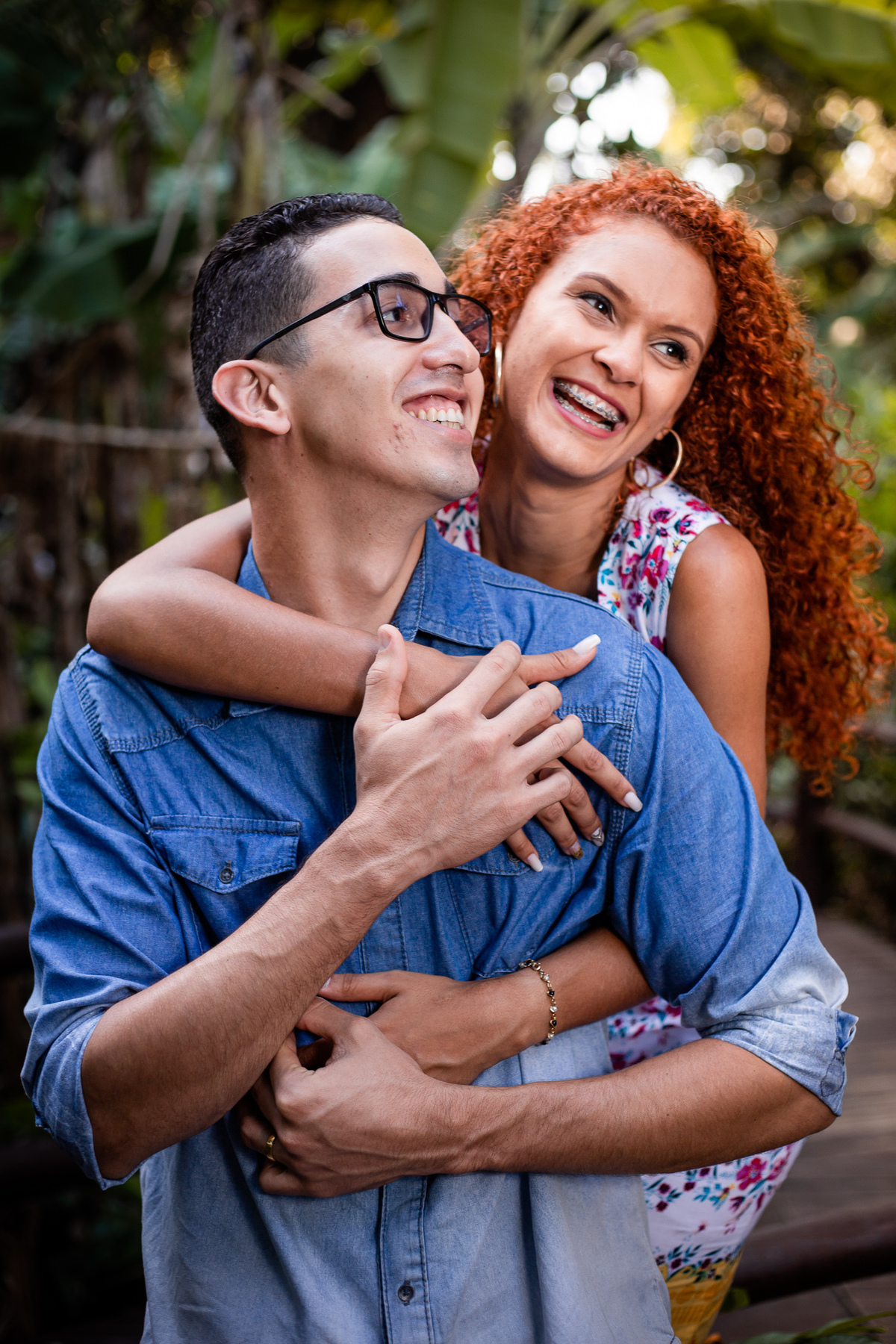 Ensaio fotográfico no parque ecológico de Vilas do Atlântico, foto espontânea de casal na trilha