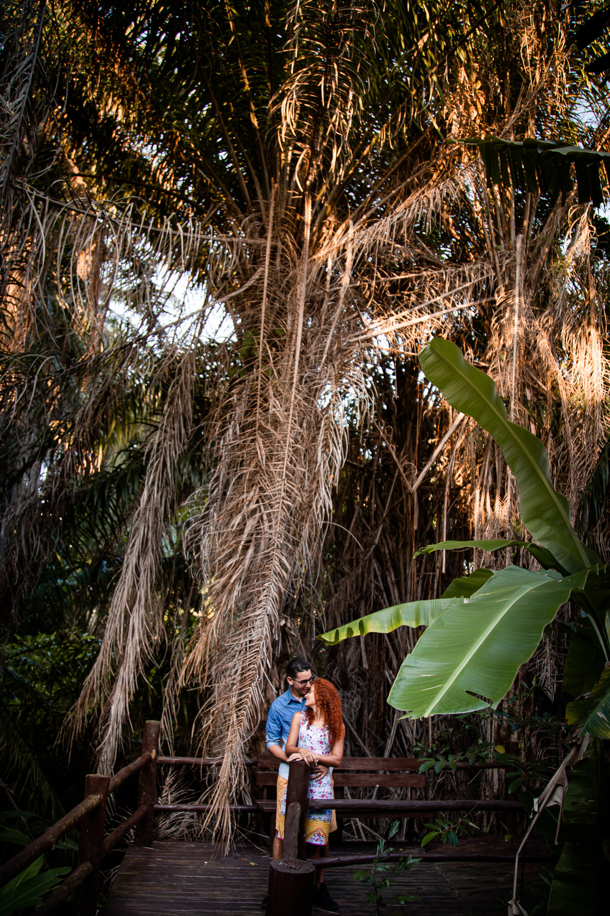 Ensaio fotográfico no parque ecológico de Vilas do Atlântico, foto espontânea de casal no banco da trilha