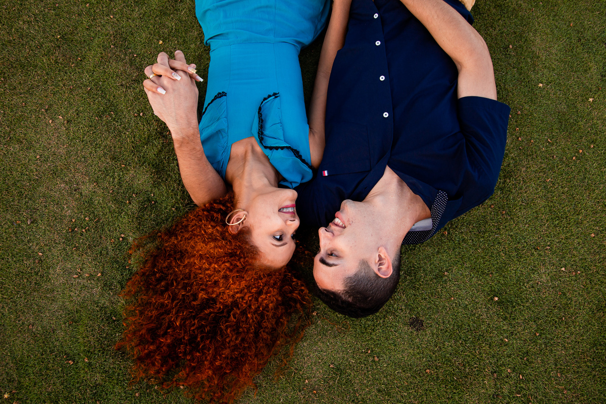 Ensaio fotográfico na praia de Vilas do Atlântico deitados na grama verde