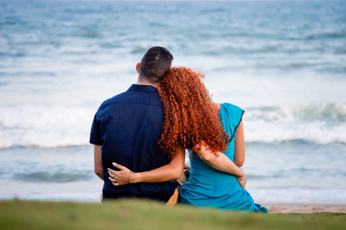 Ensaio fotográfico na praia de Vilas do Atlântico com pose de costas de frente para a praia