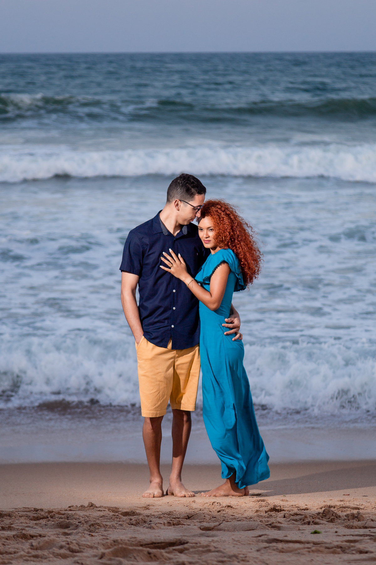 Ensaio fotográfico na praia de Vilas do Atlântico pose de frente a praia