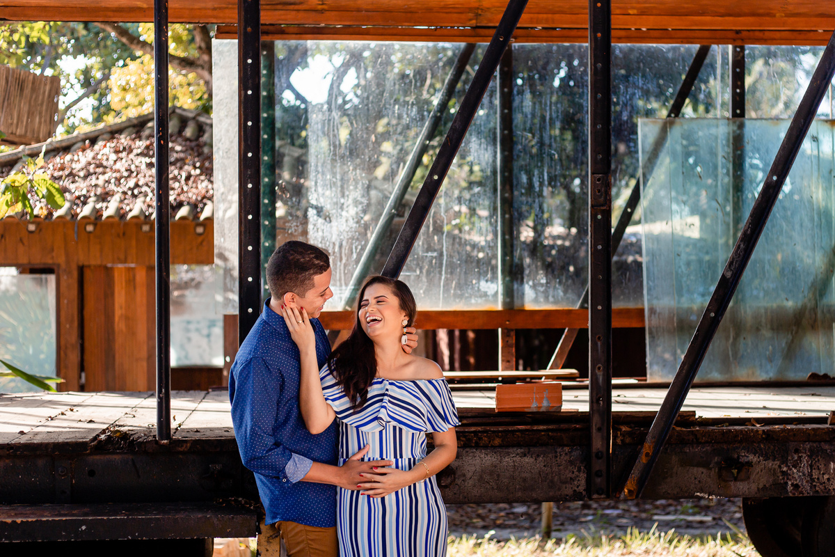 Ensaio Pré casamento em Guarajuba , casal sorrindo