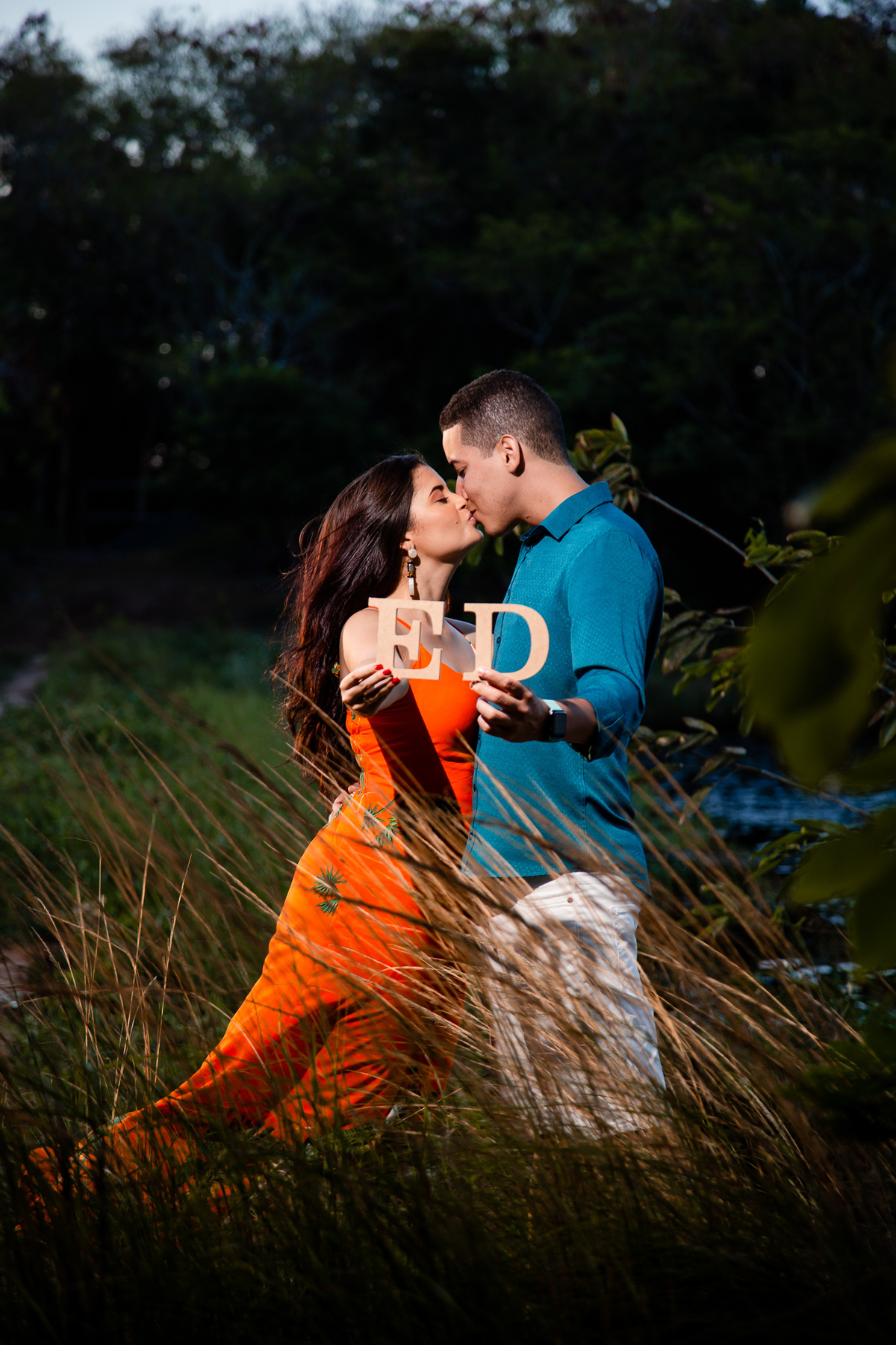 Ensaio Pré casamento em Guarajuba segurando as iniciais do casal