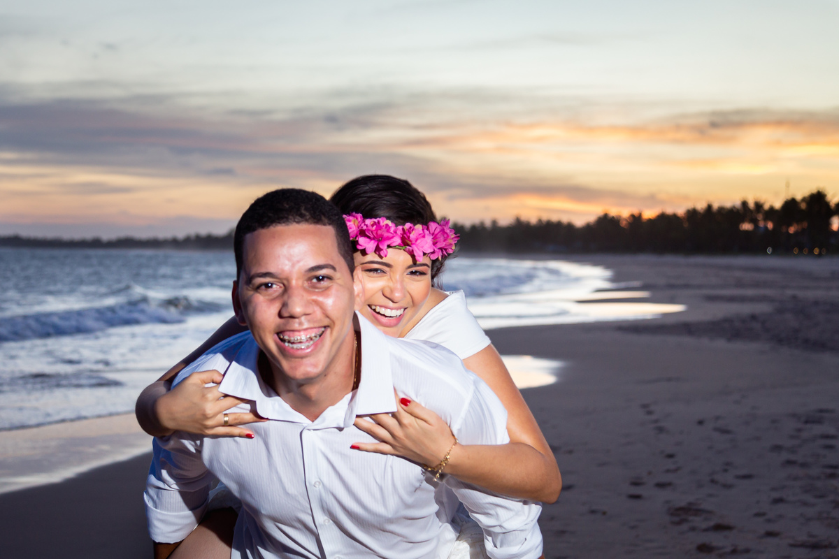 Ensaio pré casamento na praia de guarajuba com pôr do sol