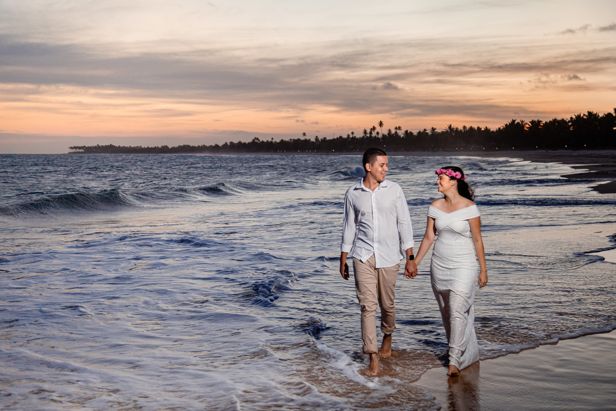 Ensaio pré casamento na praia de guarajuba  noivos andando na praia