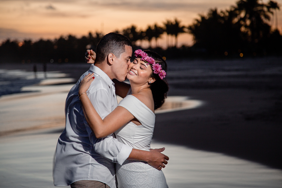 Ensaio pré casamento na praia de guarajuba com pôr do sol