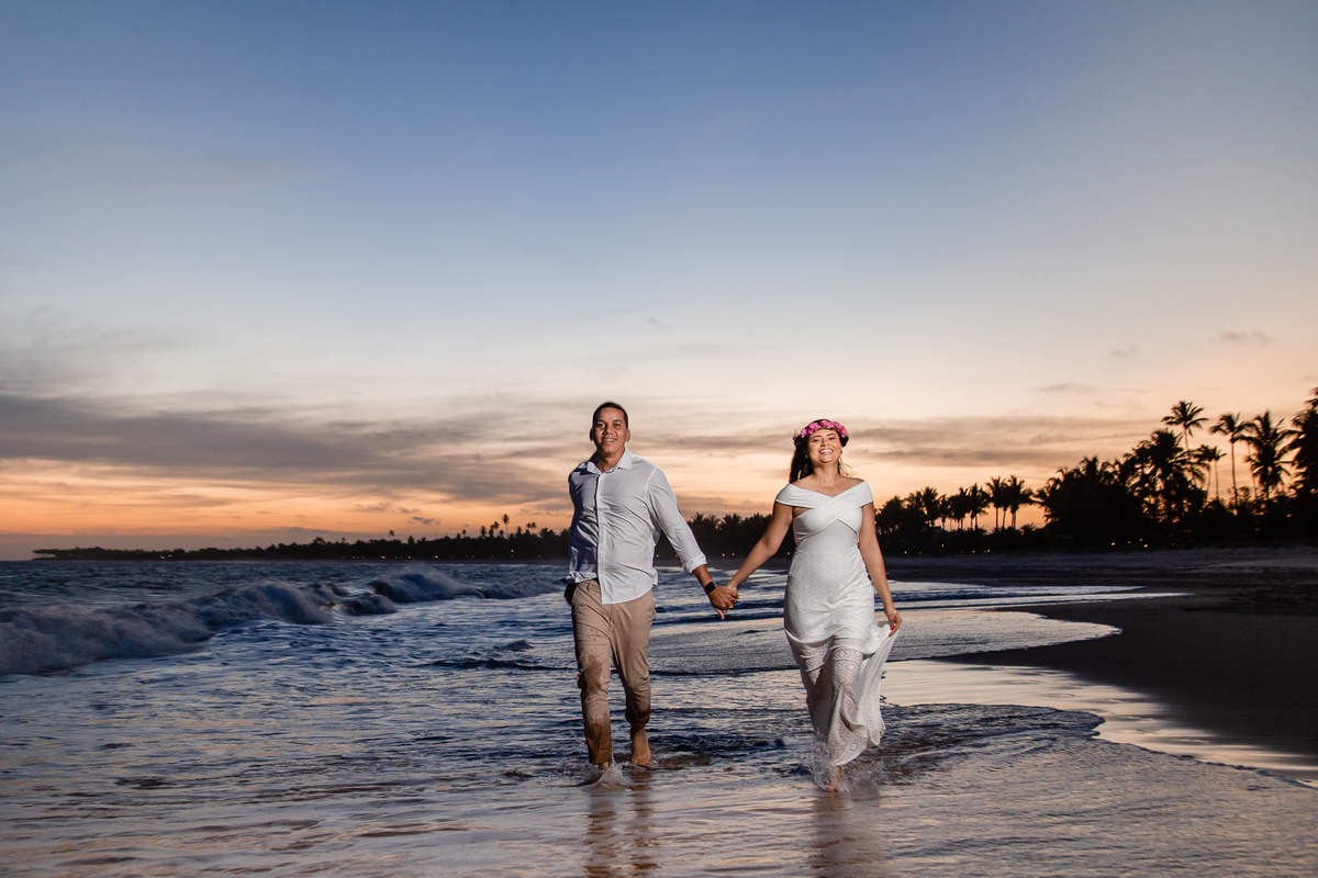 Ensaio pré casamento na praia de guarajuba com pôr do sol