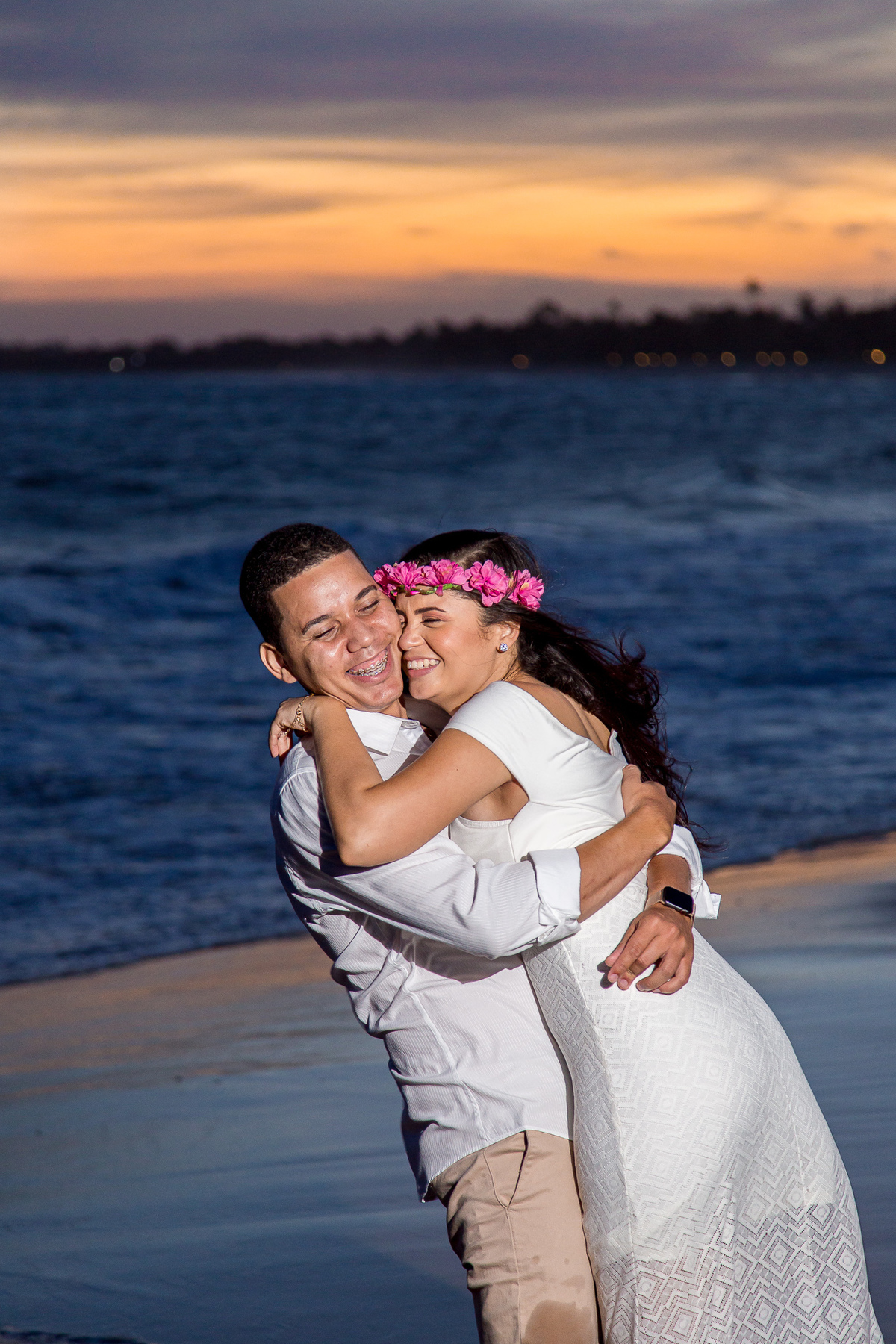 Ensaio pré casamento na praia de guarajuba Bahia, noivos se abraçando