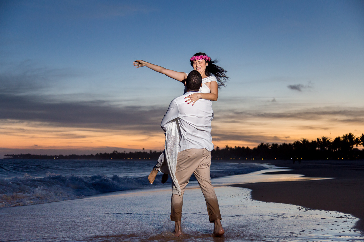Ensaio pré casamento na praia de guarajuba com pôr do sol