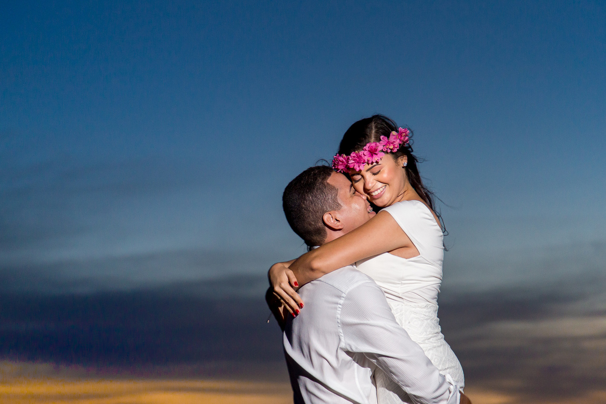Ensaio pré casamento na praia de guarajuba com pôr do sol