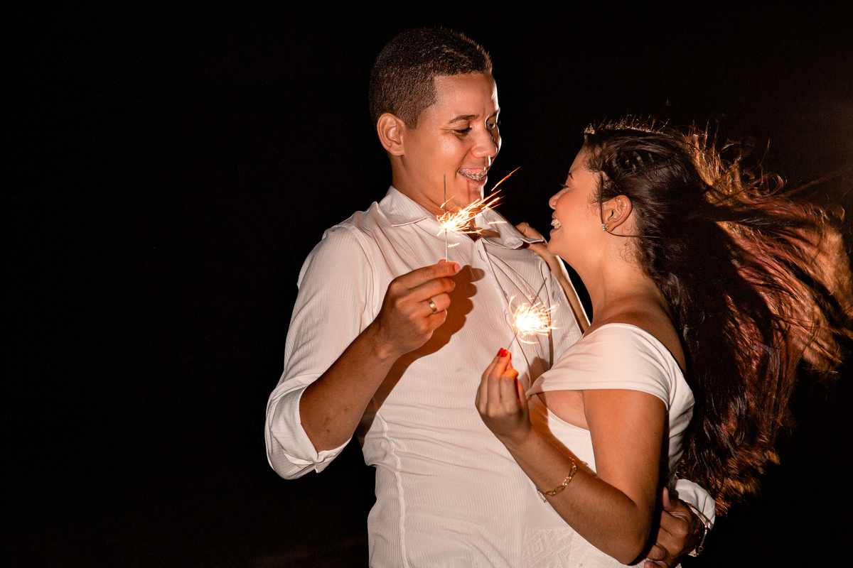 Ensaio pré casamento na praia de guarajuba Bahia a noite