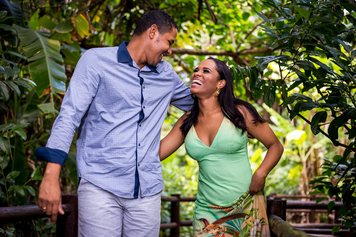 Ensaio Pré casamento noivos correndo em área verde em Salvador