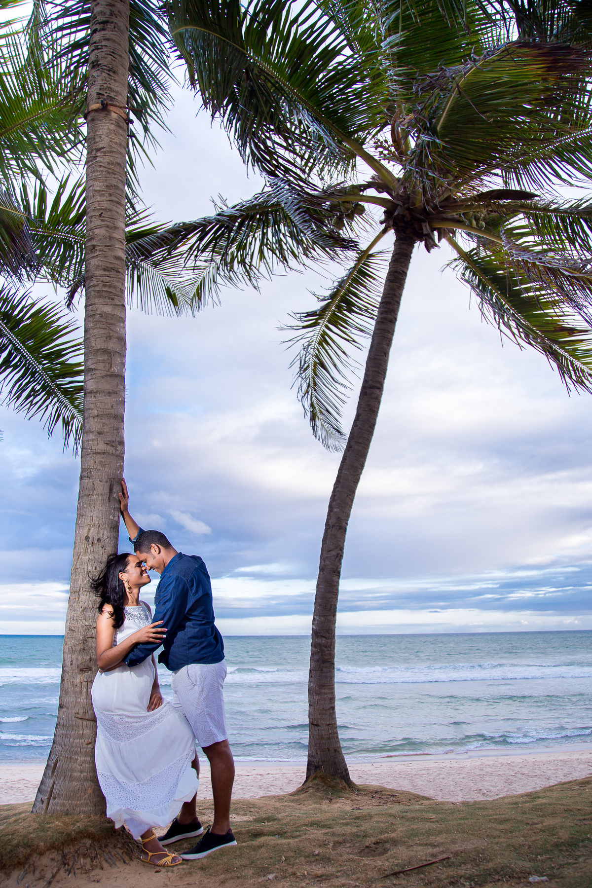 Ensaio pré wedding no coqueiro na praia de Vilas do Atlântico