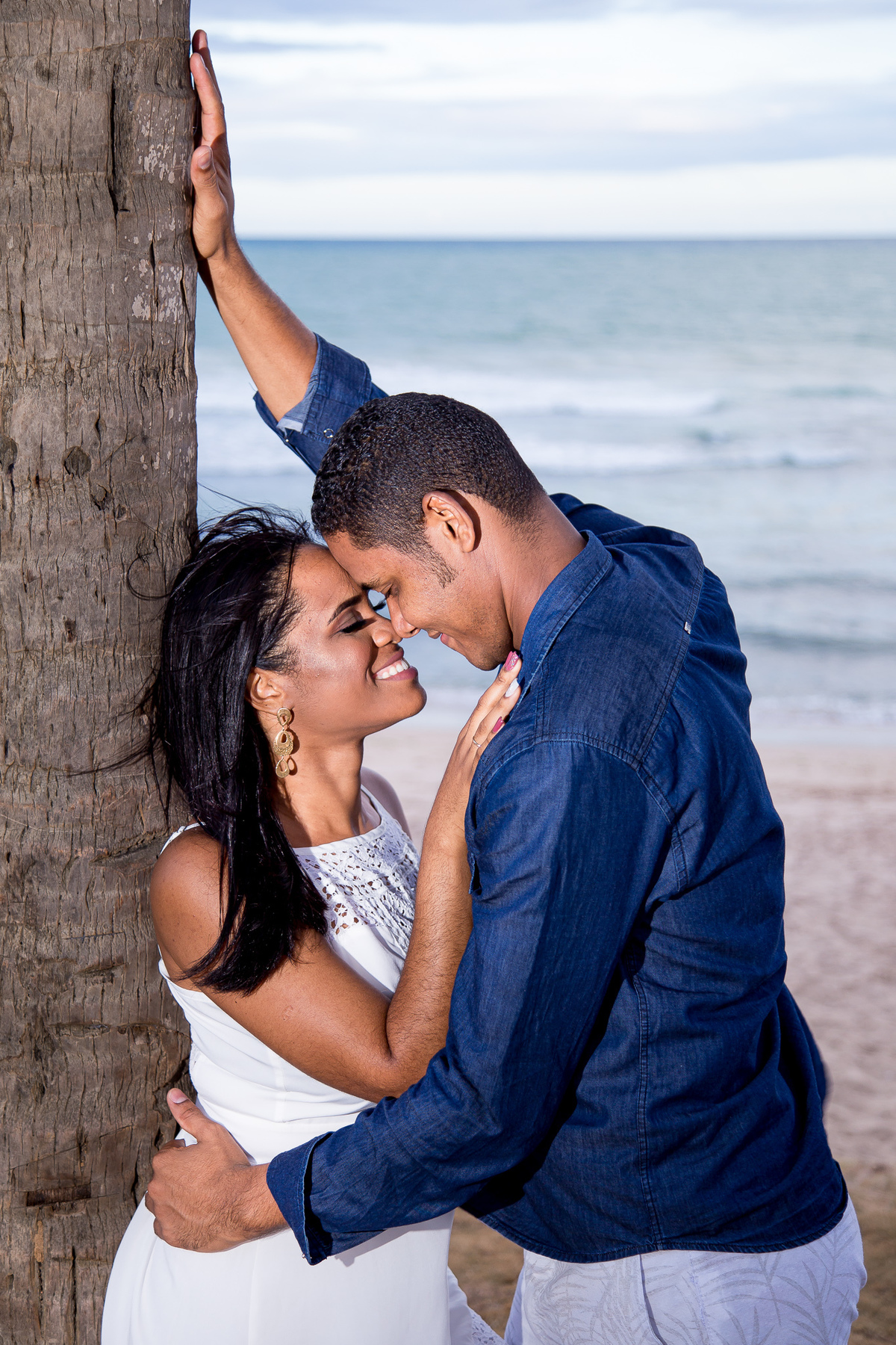 Foto noivos se olhando na praia de Vilas do Atlântico