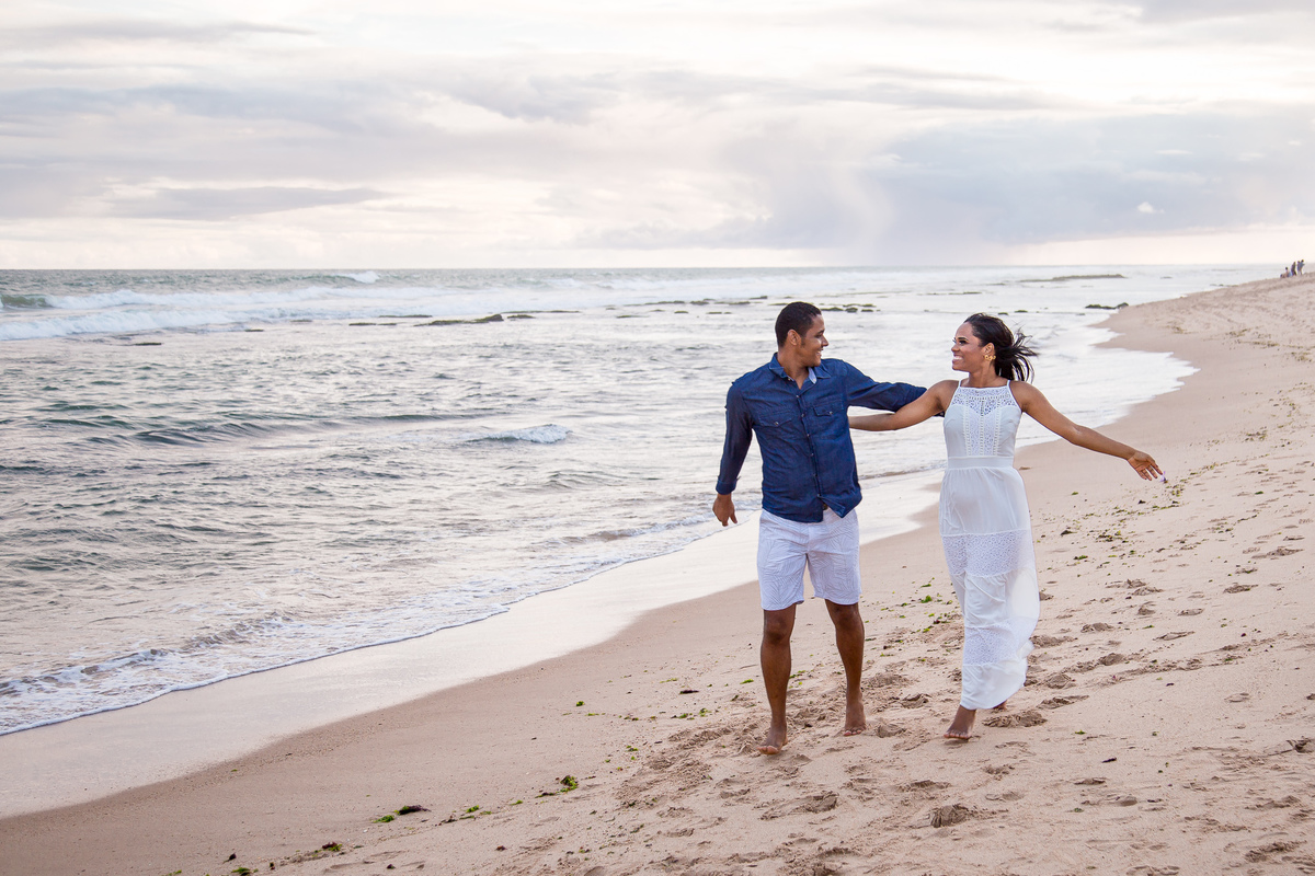 Foto noivos correndo na praia de Vilas do Atlântico