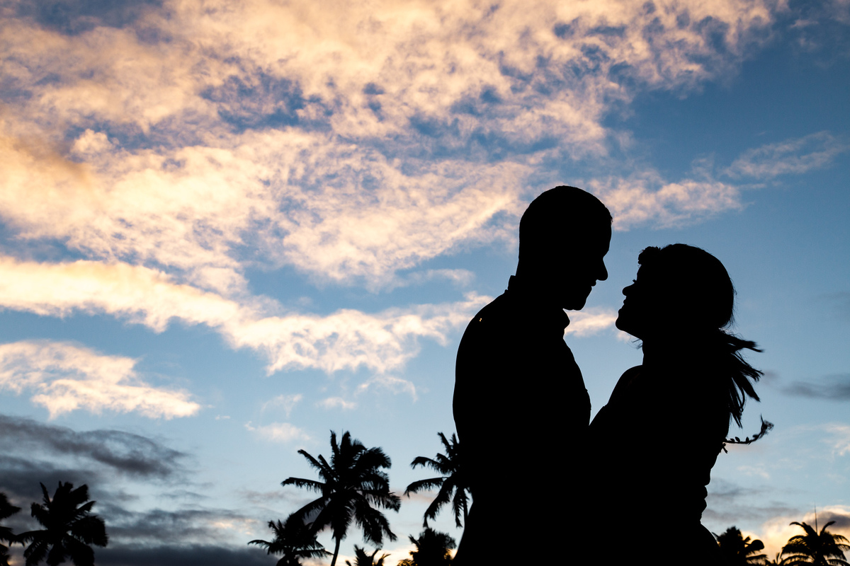 Foto Silhueta com pôr do sol na praia de Vilas do Atlântico