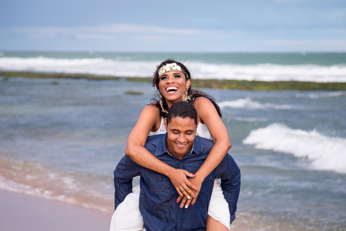 Noivos de macaquinho na praia de Salvador