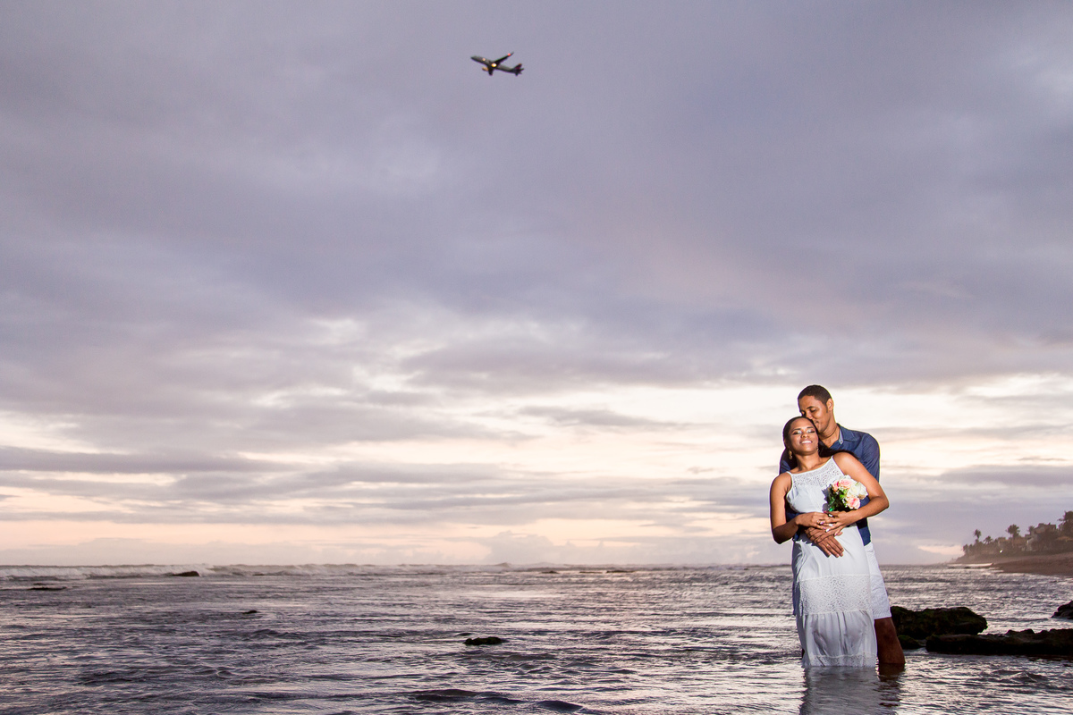 Ensaio  noivos se abraçando com pôr do sol na praia de Vilas do Atlântico