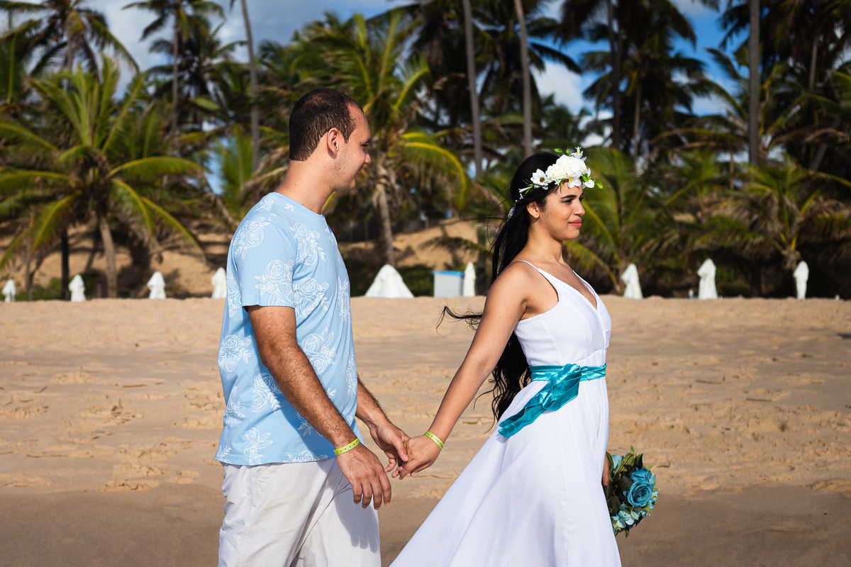 casal andando na praia no Resort Costa do Sauipe em Pré-wedding