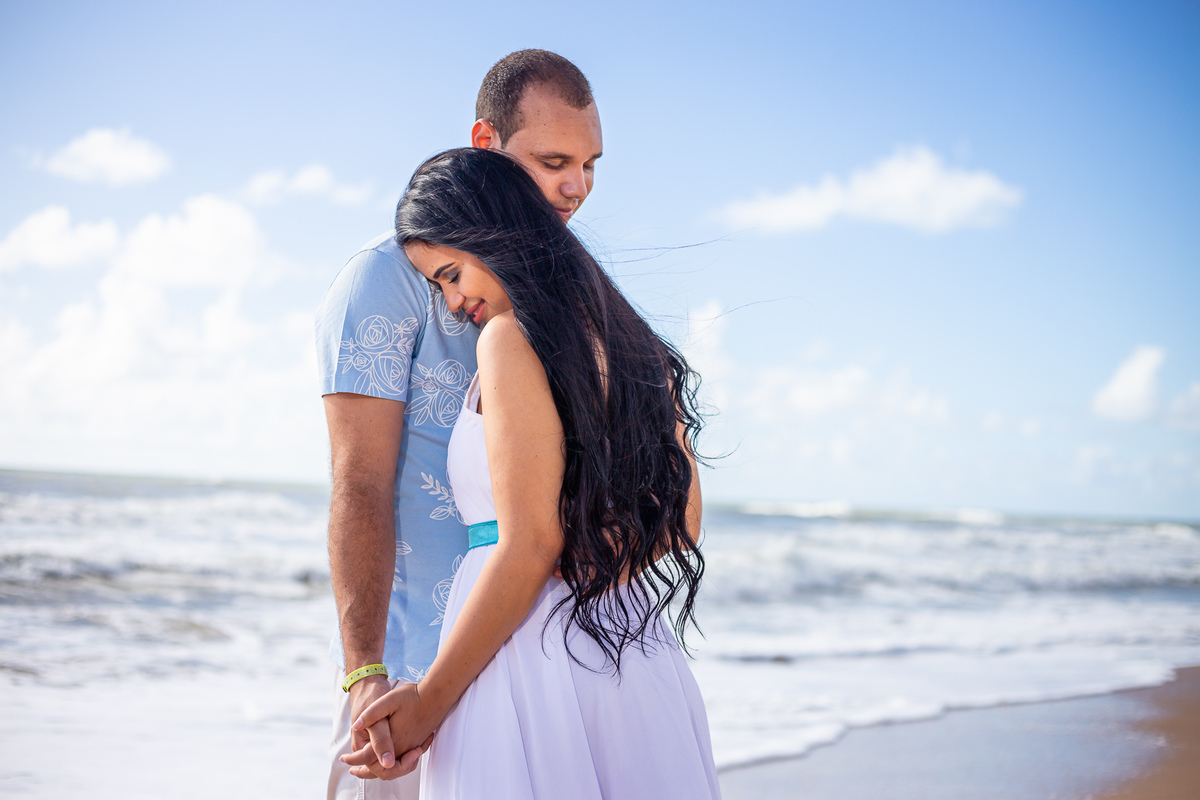 Fotografia romântica de ensaio Pré-casamento de casal na praia em Costa do Sauipe Resort - Bahia