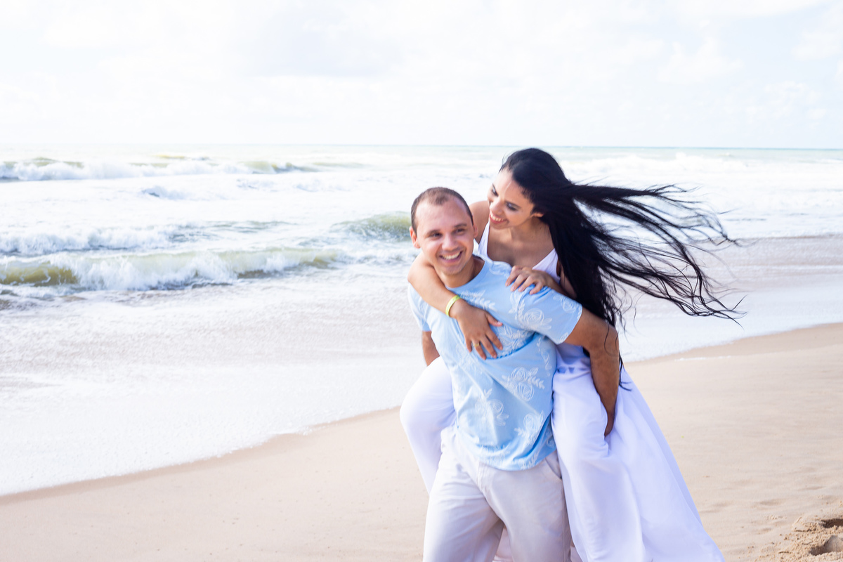 Casal se divertindo na praia da Costa do Sauipe Resort em seção de fotos Pré-Casamento