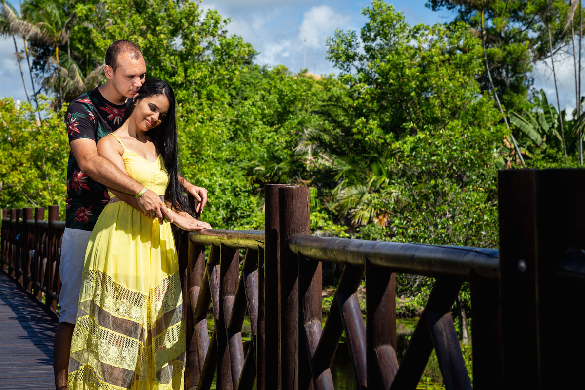 ensaio pré casamento em um ambiente verde lindo para fotografar casais apaixonados no Resort Costa do Sauipe - BA