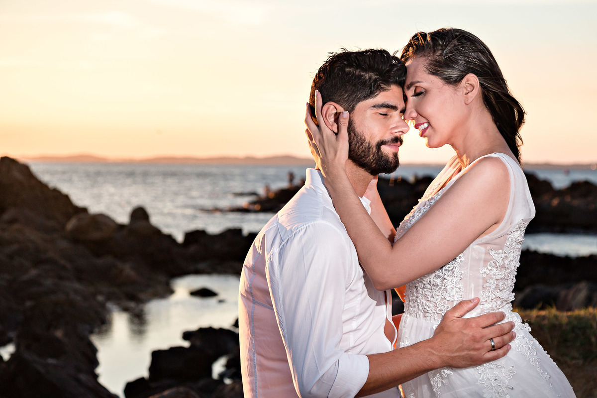 Fotografia de ensaio pré-casamento ao por do sol
