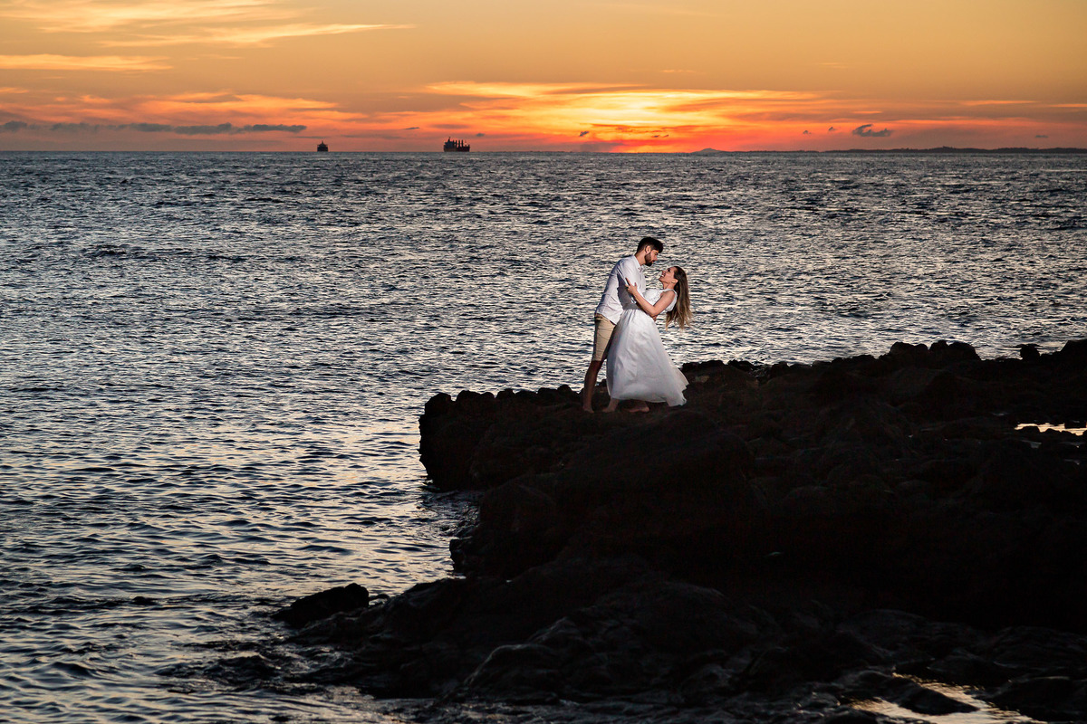 ensaio fotográfico no pôr do sol da barra salvador