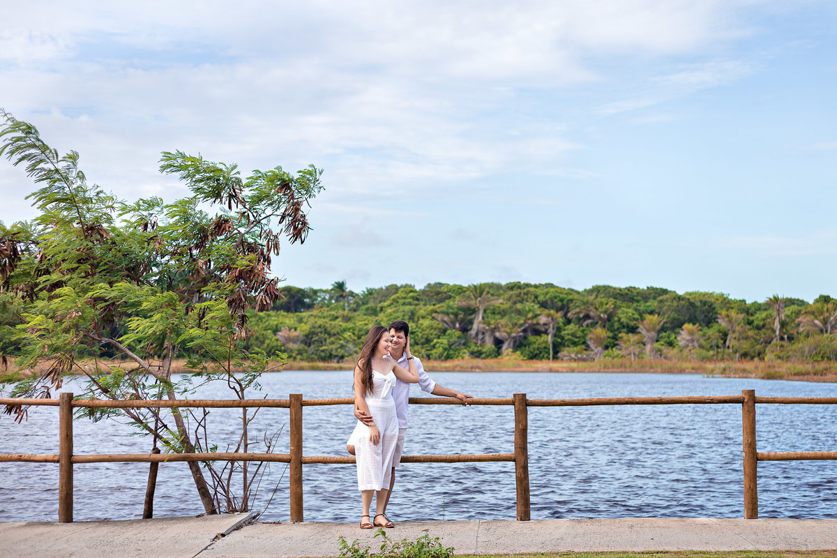 Foto em área com verde e rio na Praia do Forte Salvador