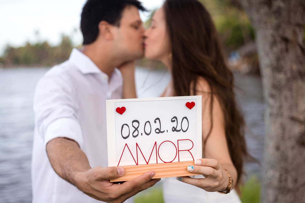 Foto ensaio pré casamento com plaquinha de data em salvador
