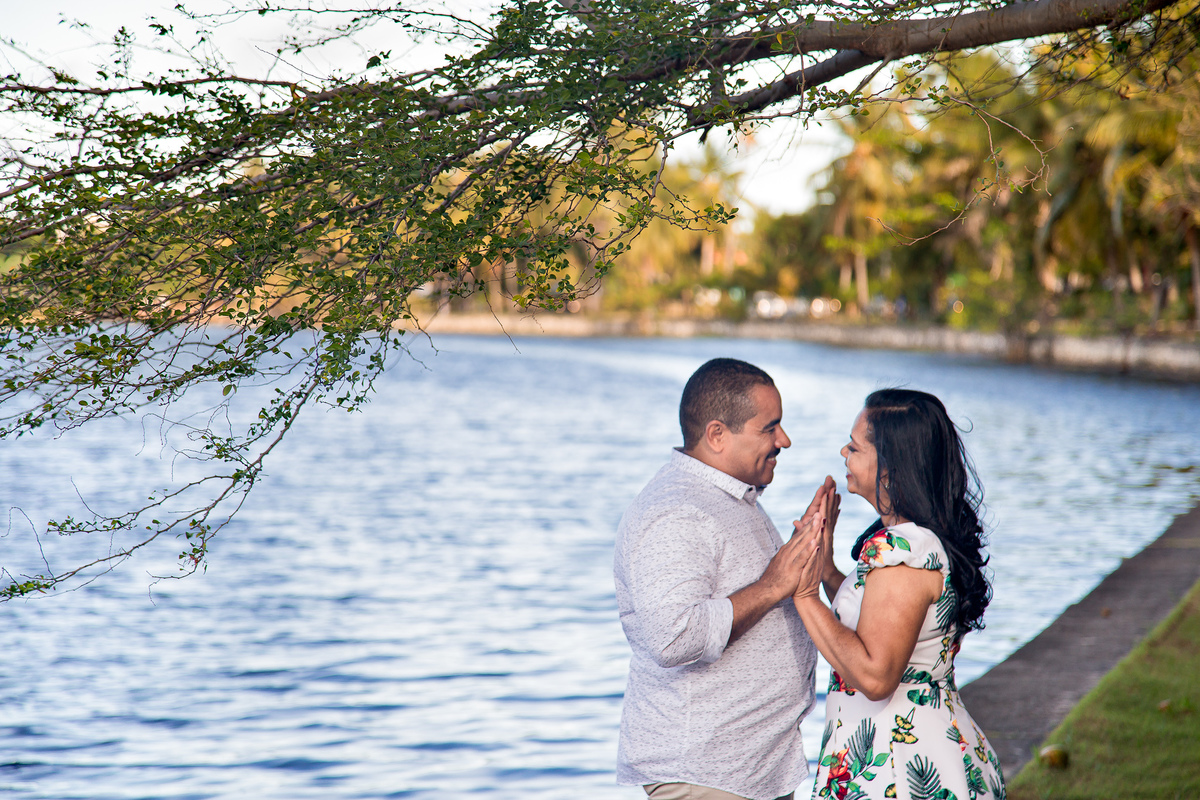 ensaio de bodas de casamento no lago na praia do forte bahia