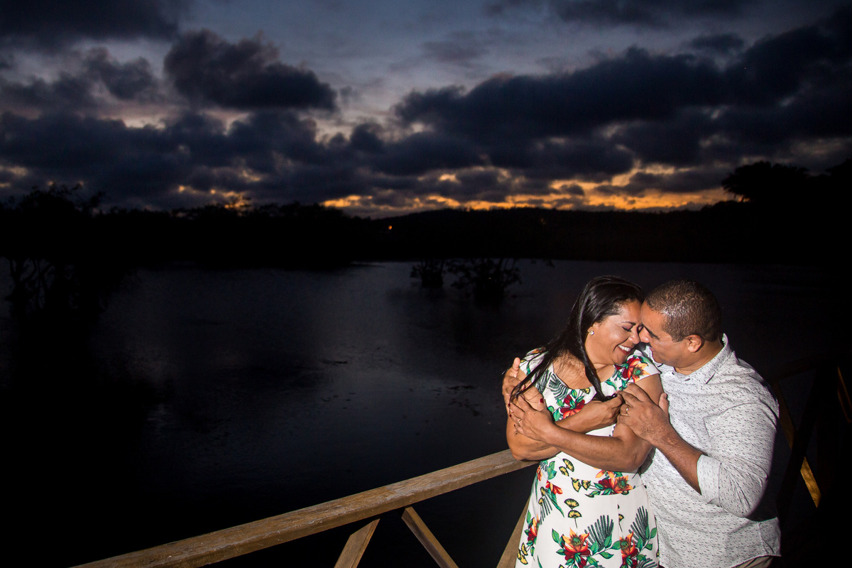 foto na ponte da praia do forte com por do sol bahia