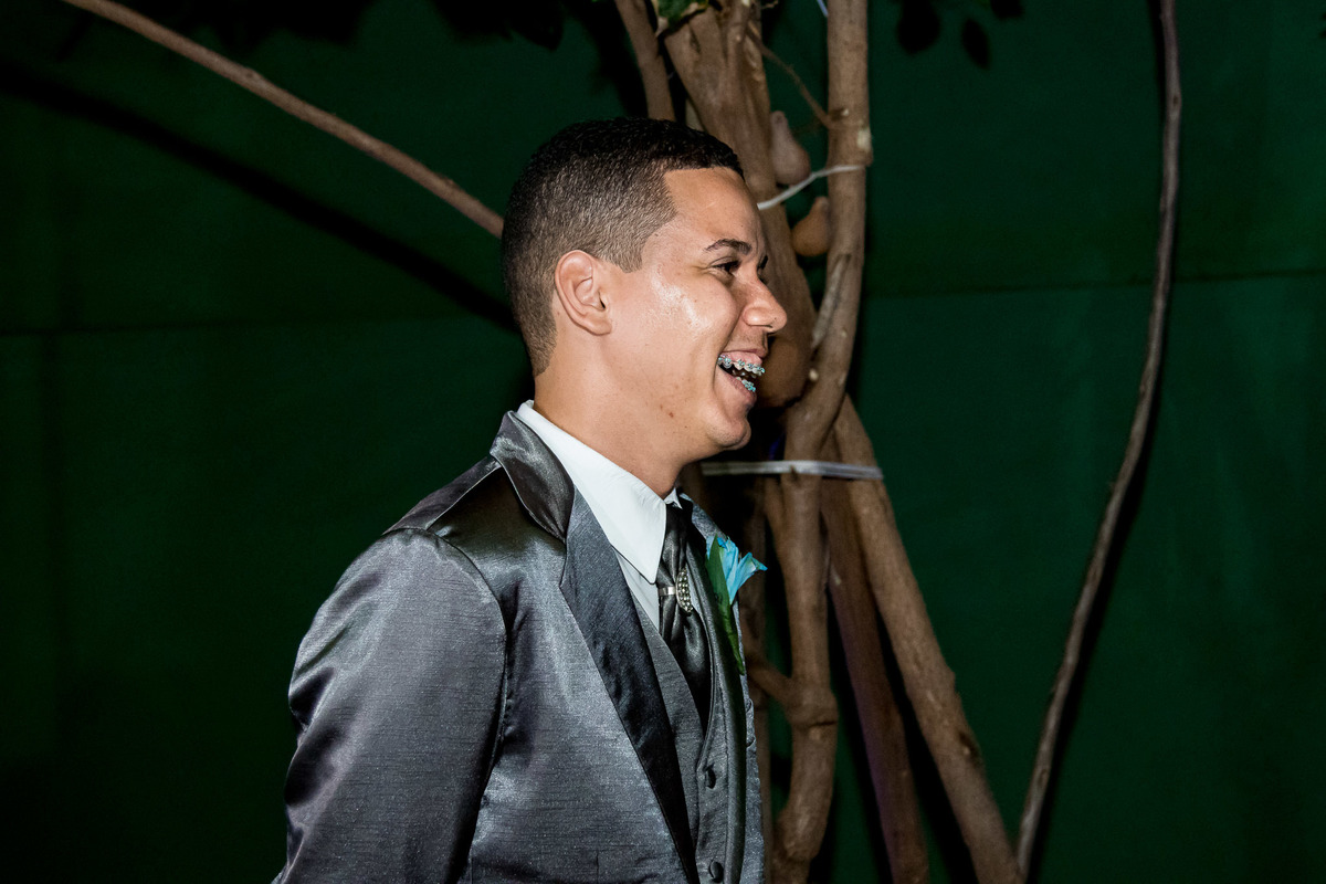 foto do noivo esperando a noiva no altar