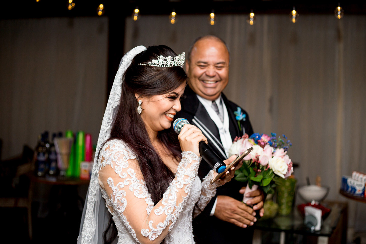 noiva fazendo declaração na entrada do casamento