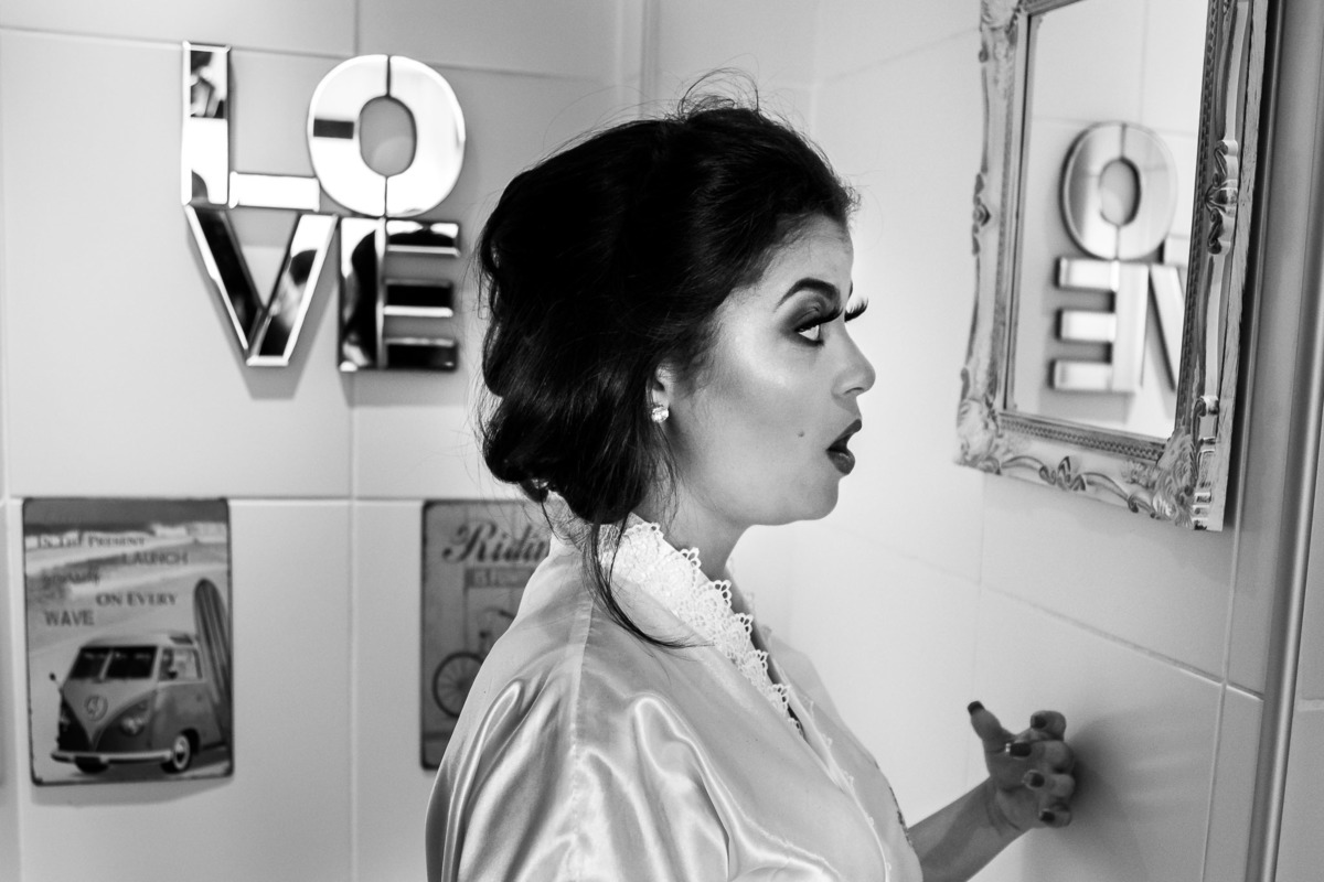 noiva olhando a maquiagem