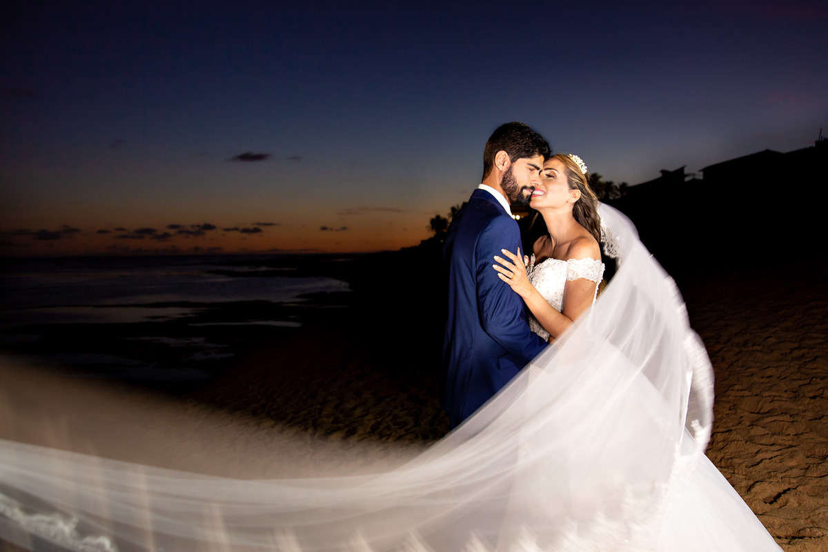 foto dos noivos na praia em salvador