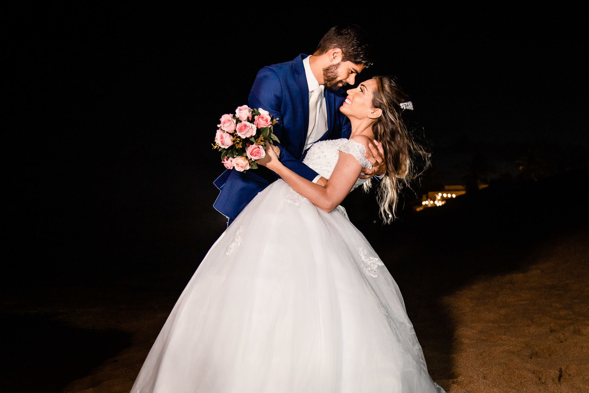 foto dos noivos na praia em salvador