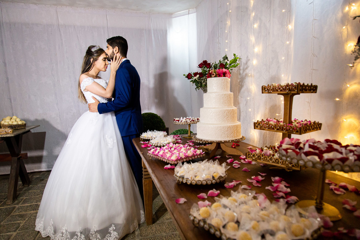 fotos dos noivos na mesa do bolo em salvador