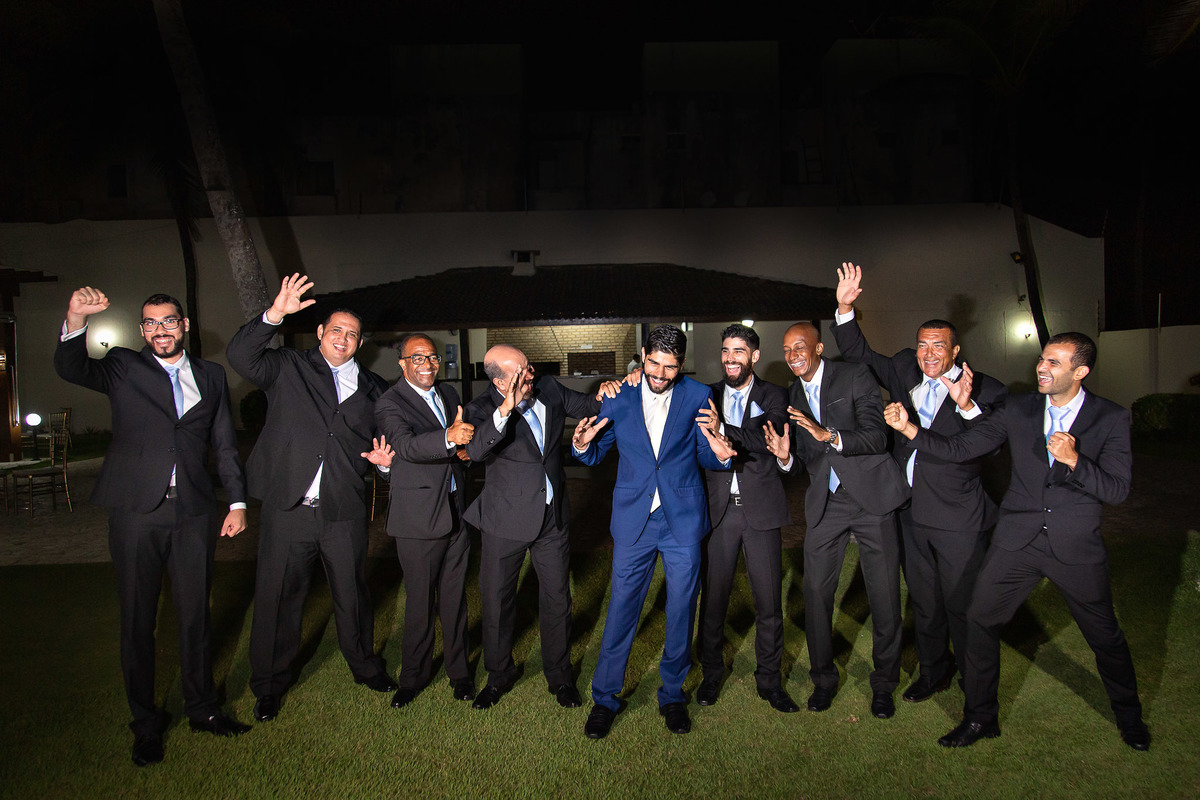 foto dos padrinhos fazendo bagunça casamento em salvador