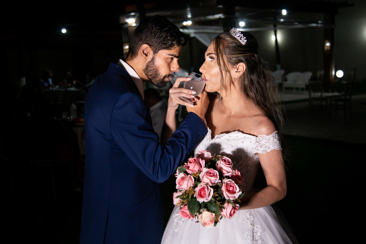 foto noivos brindando em salvador