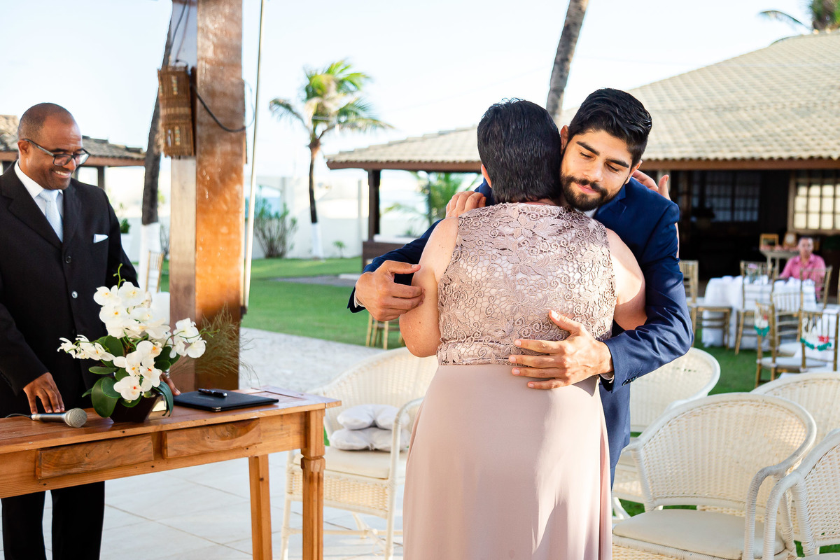 noivo abraçando a mãe na entrada , casamento em salvador