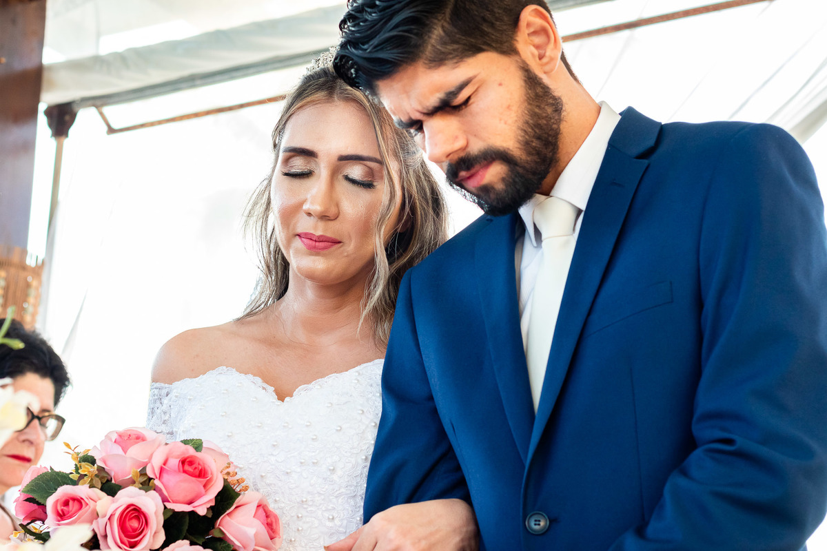 noivos orando no casamento em salvador