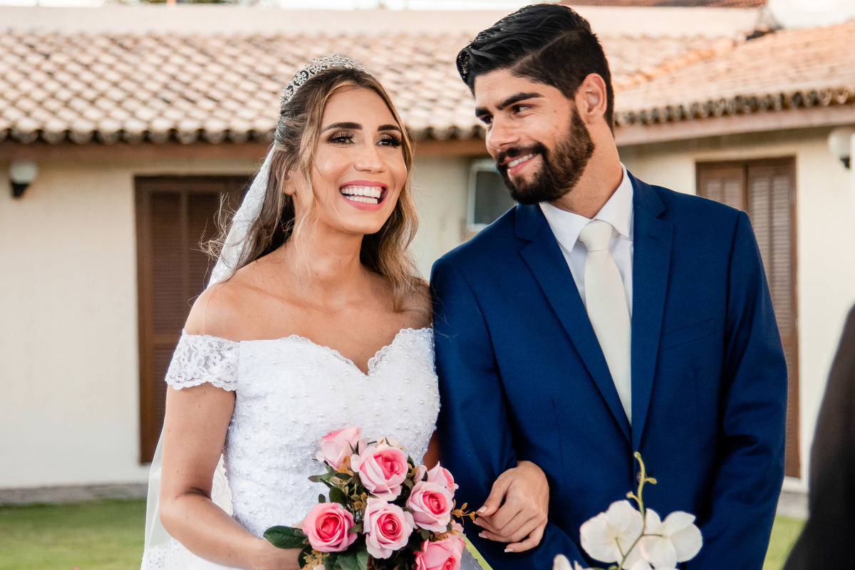 foto noivo olhando a noiva no altar em salvador
