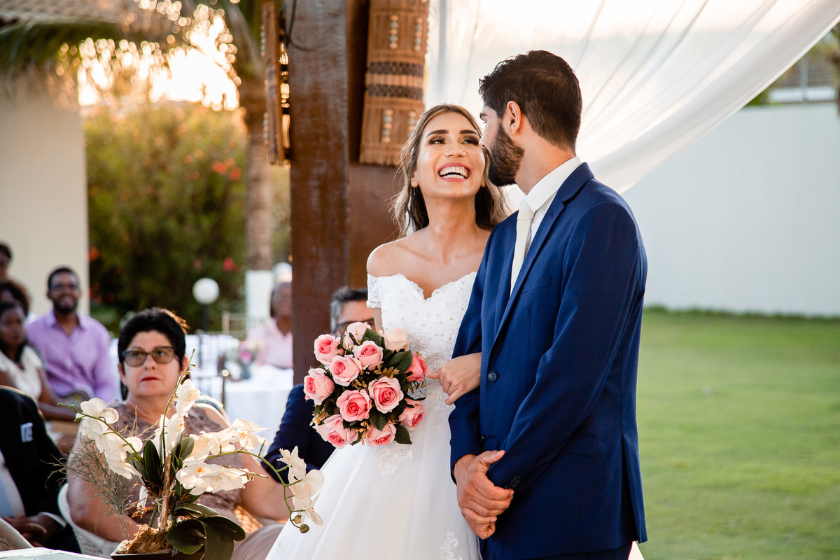 foto noivos se olhando no altar do casamento em salvador