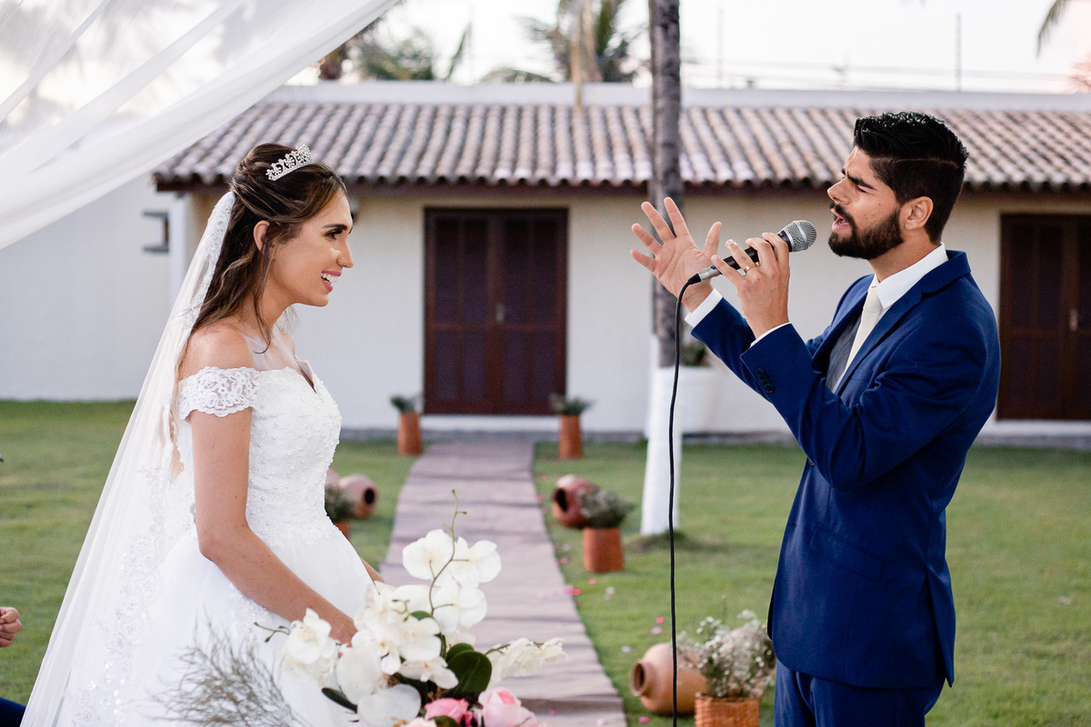 noivo cantando para a noiva no casamento em salvador