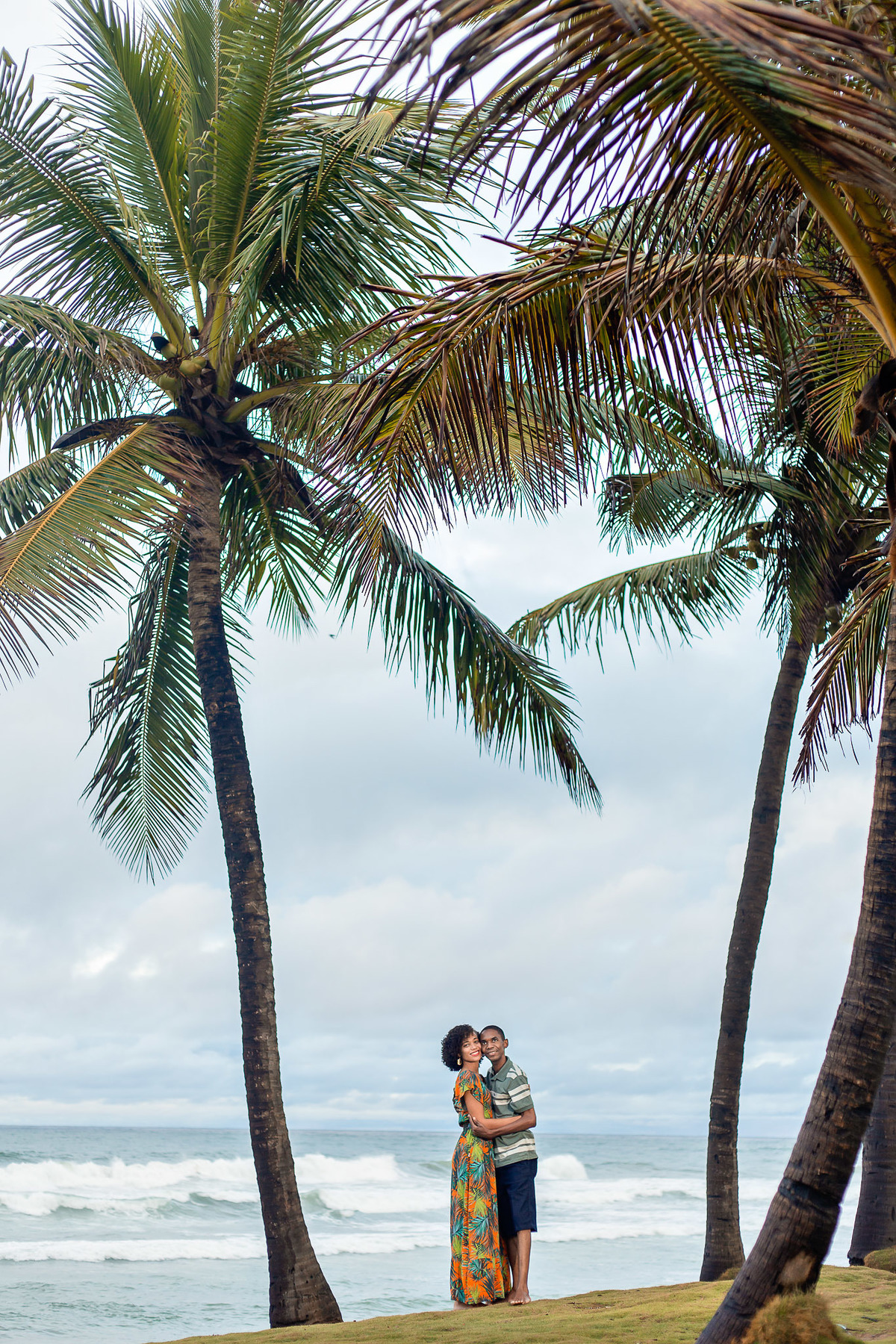 ensaio de casal nos coqueiros na praia de Vilas do Atlântico Lauro de Freitas Bahia