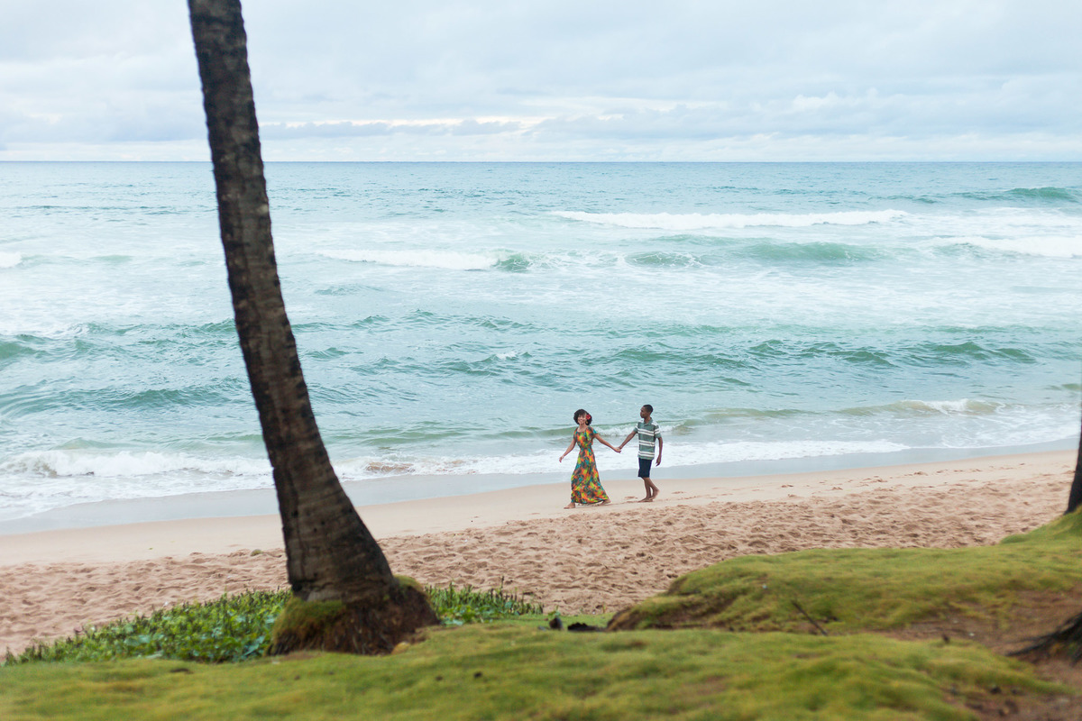 foto de casal na praia de Vilas do Atlântico LAuro de Freitas Bahia